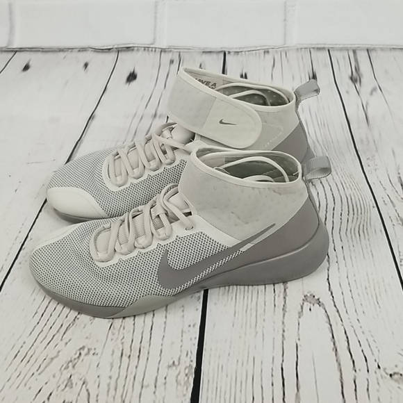 nike air zoom strong 2 women's